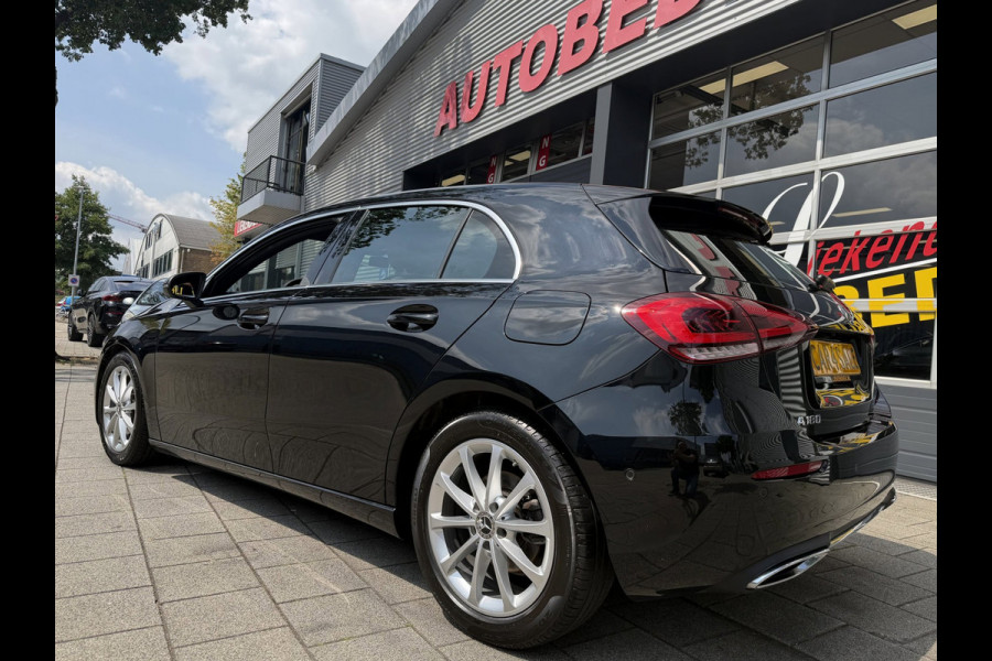 Mercedes-Benz A-Klasse 180 Black Edition I Navigatie I Virtual Cockpit I Sport pakket I 1/2 Leer I LED I PDC I Dealer onderhouden