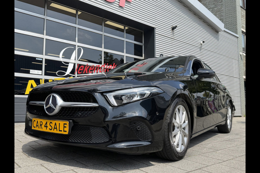 Mercedes-Benz A-Klasse 180 Black Edition I Navigatie I Virtual Cockpit I Sport pakket I 1/2 Leer I LED I PDC I Dealer onderhouden