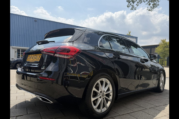 Mercedes-Benz A-Klasse 180 Black Edition I Navigatie I Virtual Cockpit I Sport pakket I 1/2 Leer I LED I PDC I Dealer onderhouden