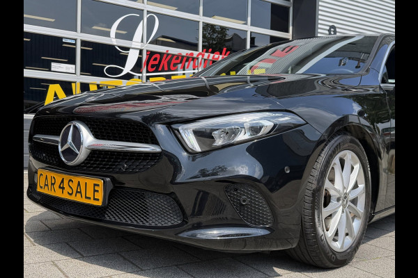 Mercedes-Benz A-Klasse 180 Black Edition I Navigatie I Virtual Cockpit I Sport pakket I 1/2 Leer I LED I PDC I Dealer onderhouden