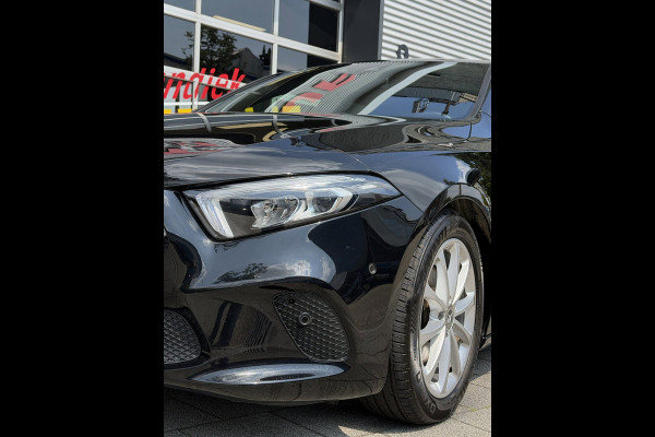 Mercedes-Benz A-Klasse 180 Black Edition I Navigatie I Virtual Cockpit I Sport pakket I 1/2 Leer I LED I PDC I Dealer onderhouden