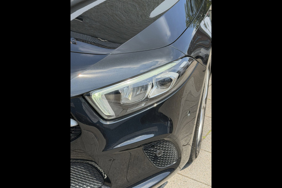 Mercedes-Benz A-Klasse 180 Black Edition I Navigatie I Virtual Cockpit I Sport pakket I 1/2 Leer I LED I PDC I Dealer onderhouden