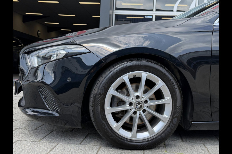 Mercedes-Benz A-Klasse 180 Black Edition I Navigatie I Virtual Cockpit I Sport pakket I 1/2 Leer I LED I PDC I Dealer onderhouden