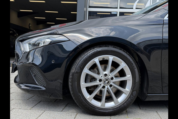 Mercedes-Benz A-Klasse 180 Black Edition I Navigatie I Virtual Cockpit I Sport pakket I 1/2 Leer I LED I PDC I Dealer onderhouden