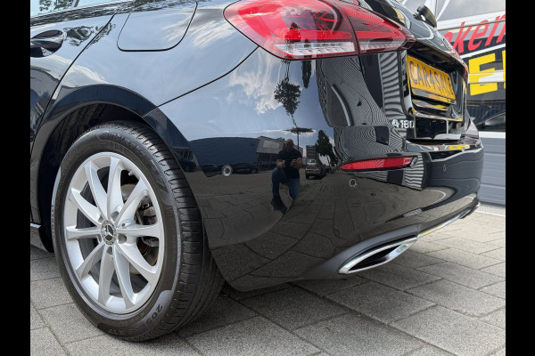 Mercedes-Benz A-Klasse 180 Black Edition I Navigatie I Virtual Cockpit I Sport pakket I 1/2 Leer I LED I PDC I Dealer onderhouden