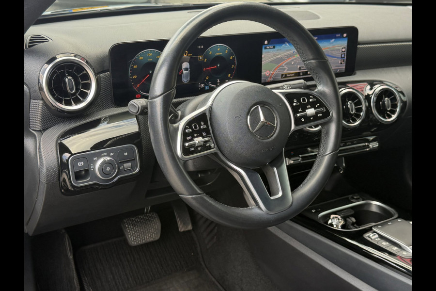 Mercedes-Benz A-Klasse 180 Black Edition I Navigatie I Virtual Cockpit I Sport pakket I 1/2 Leer I LED I PDC I Dealer onderhouden