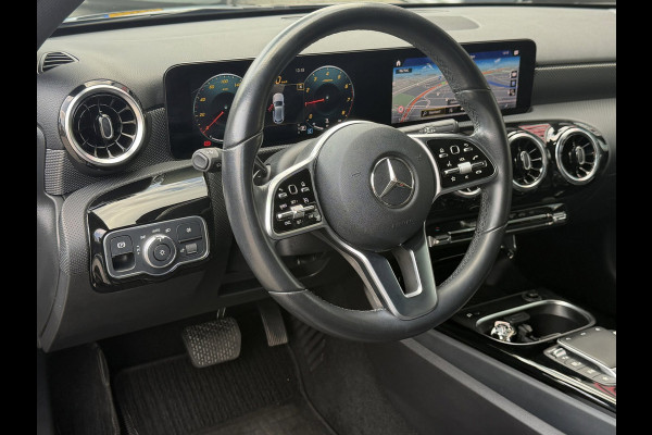 Mercedes-Benz A-Klasse 180 Black Edition I Navigatie I Virtual Cockpit I Sport pakket I 1/2 Leer I LED I PDC I Dealer onderhouden
