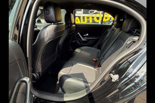 Mercedes-Benz A-Klasse 180 Black Edition I Navigatie I Virtual Cockpit I Sport pakket I 1/2 Leer I LED I PDC I Dealer onderhouden