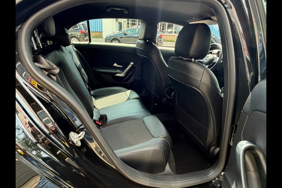 Mercedes-Benz A-Klasse 180 Black Edition I Navigatie I Virtual Cockpit I Sport pakket I 1/2 Leer I LED I PDC I Dealer onderhouden