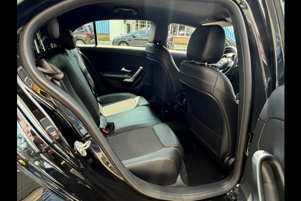 Mercedes-Benz A-Klasse 180 Black Edition I Navigatie I Virtual Cockpit I Sport pakket I 1/2 Leer I LED I PDC I Dealer onderhouden