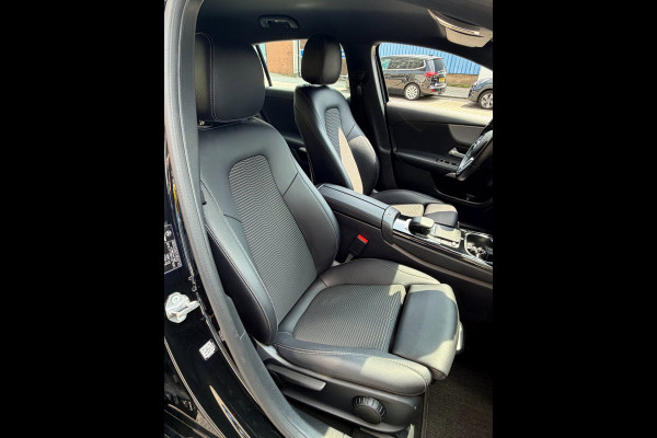 Mercedes-Benz A-Klasse 180 Black Edition I Navigatie I Virtual Cockpit I Sport pakket I 1/2 Leer I LED I PDC I Dealer onderhouden