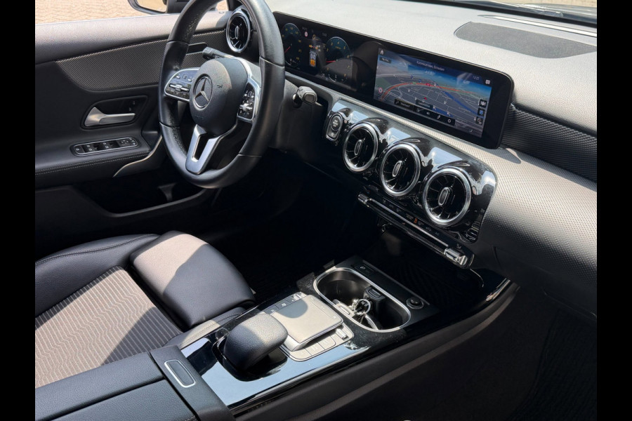 Mercedes-Benz A-Klasse 180 Black Edition I Navigatie I Virtual Cockpit I Sport pakket I 1/2 Leer I LED I PDC I Dealer onderhouden