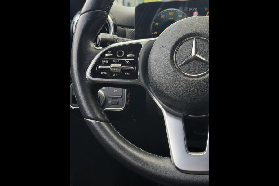 Mercedes-Benz A-Klasse 180 Black Edition I Navigatie I Virtual Cockpit I Sport pakket I 1/2 Leer I LED I PDC I Dealer onderhouden