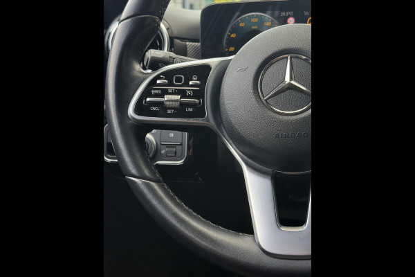 Mercedes-Benz A-Klasse 180 Black Edition I Navigatie I Virtual Cockpit I Sport pakket I 1/2 Leer I LED I PDC I Dealer onderhouden
