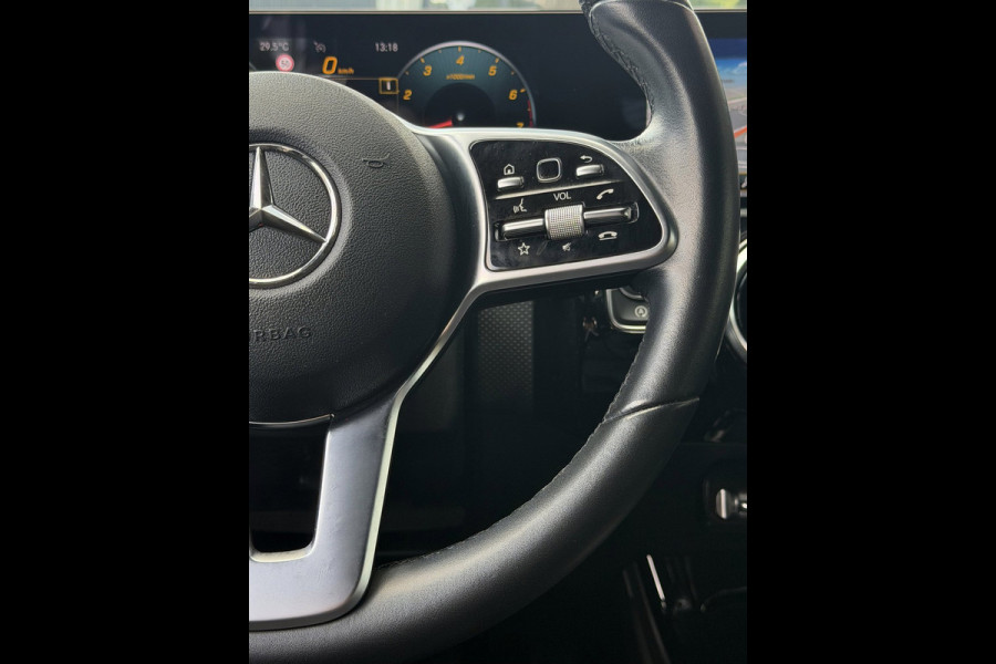Mercedes-Benz A-Klasse 180 Black Edition I Navigatie I Virtual Cockpit I Sport pakket I 1/2 Leer I LED I PDC I Dealer onderhouden