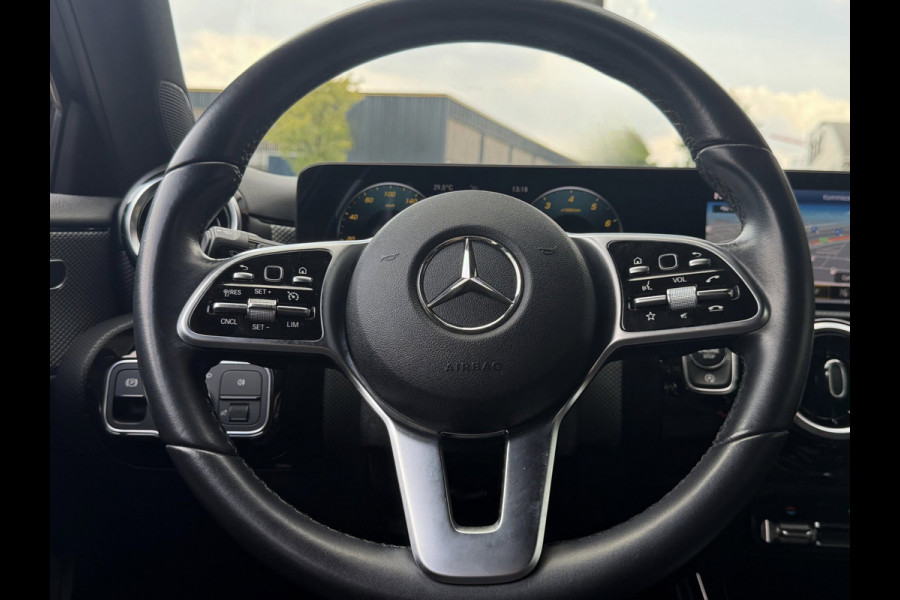 Mercedes-Benz A-Klasse 180 Black Edition I Navigatie I Virtual Cockpit I Sport pakket I 1/2 Leer I LED I PDC I Dealer onderhouden