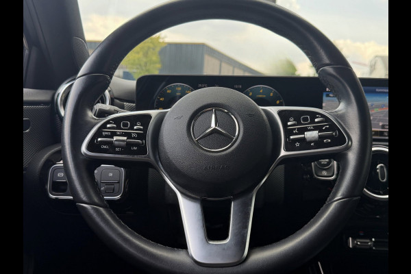 Mercedes-Benz A-Klasse 180 Black Edition I Navigatie I Virtual Cockpit I Sport pakket I 1/2 Leer I LED I PDC I Dealer onderhouden