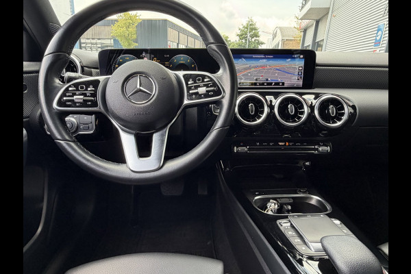 Mercedes-Benz A-Klasse 180 Black Edition I Navigatie I Virtual Cockpit I Sport pakket I 1/2 Leer I LED I PDC I Dealer onderhouden