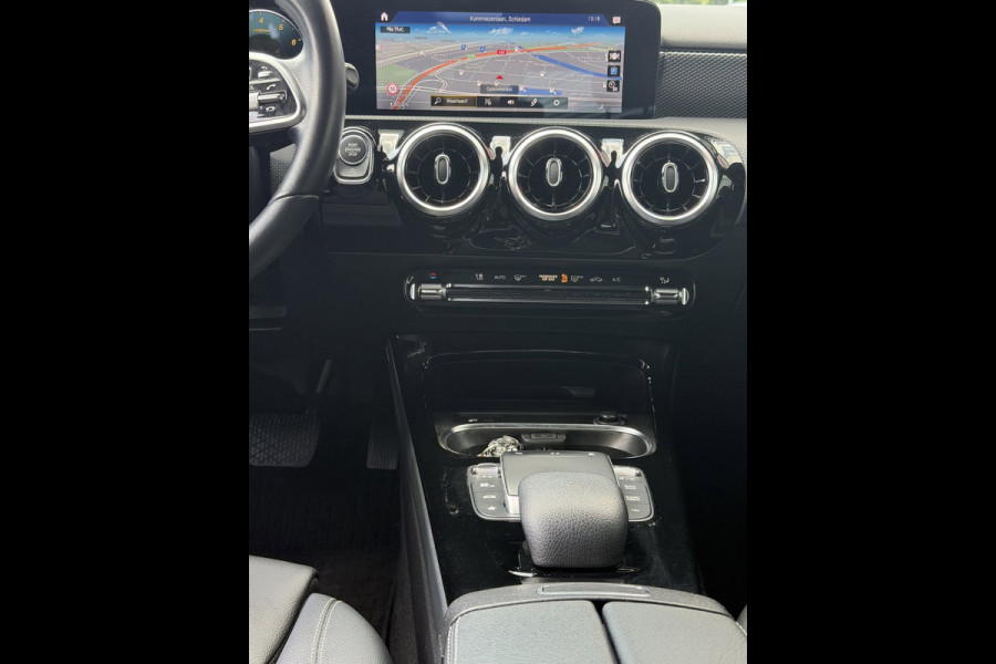 Mercedes-Benz A-Klasse 180 Black Edition I Navigatie I Virtual Cockpit I Sport pakket I 1/2 Leer I LED I PDC I Dealer onderhouden