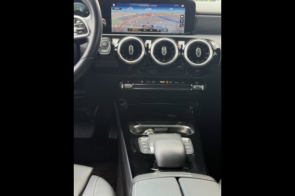 Mercedes-Benz A-Klasse 180 Black Edition I Navigatie I Virtual Cockpit I Sport pakket I 1/2 Leer I LED I PDC I Dealer onderhouden