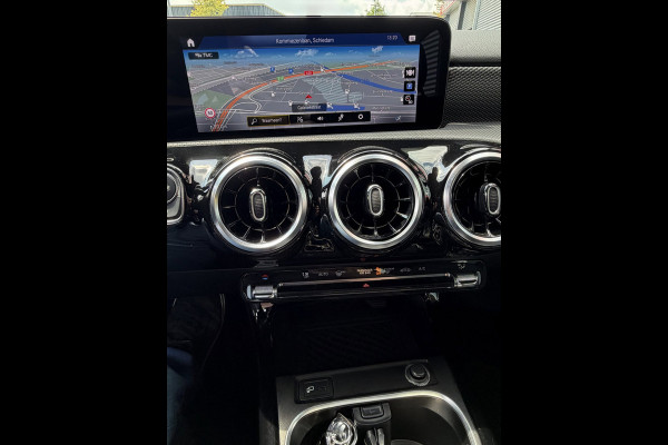 Mercedes-Benz A-Klasse 180 Black Edition I Navigatie I Virtual Cockpit I Sport pakket I 1/2 Leer I LED I PDC I Dealer onderhouden
