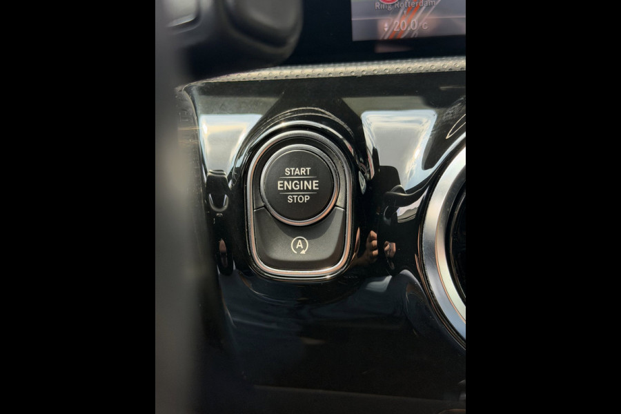 Mercedes-Benz A-Klasse 180 Black Edition I Navigatie I Virtual Cockpit I Sport pakket I 1/2 Leer I LED I PDC I Dealer onderhouden
