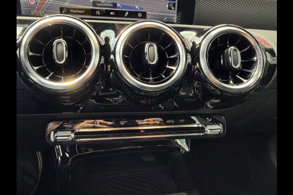 Mercedes-Benz A-Klasse 180 Black Edition I Navigatie I Virtual Cockpit I Sport pakket I 1/2 Leer I LED I PDC I Dealer onderhouden