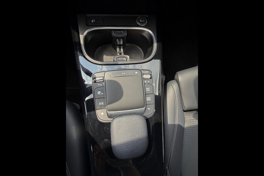 Mercedes-Benz A-Klasse 180 Black Edition I Navigatie I Virtual Cockpit I Sport pakket I 1/2 Leer I LED I PDC I Dealer onderhouden