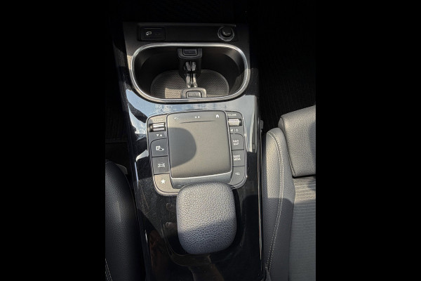 Mercedes-Benz A-Klasse 180 Black Edition I Navigatie I Virtual Cockpit I Sport pakket I 1/2 Leer I LED I PDC I Dealer onderhouden