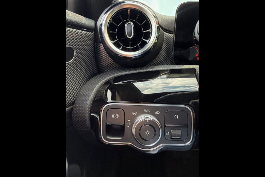 Mercedes-Benz A-Klasse 180 Black Edition I Navigatie I Virtual Cockpit I Sport pakket I 1/2 Leer I LED I PDC I Dealer onderhouden
