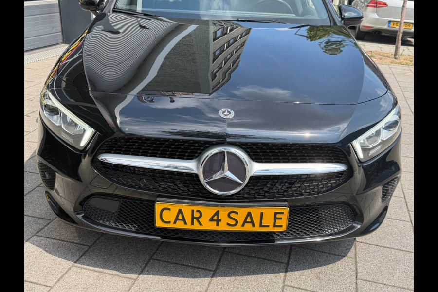 Mercedes-Benz A-Klasse 180 Black Edition I Navigatie I Virtual Cockpit I Sport pakket I 1/2 Leer I LED I PDC I Dealer onderhouden