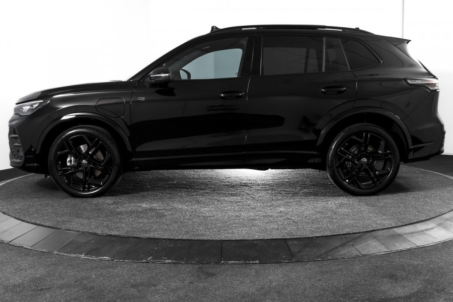 Volkswagen Tiguan 1.5 eHybrid 272PK R-Line Edition | Black Style | 15 inch Navi | Elek. Trekhaak | IQ Light | S/K-Panodak | Dig. Cockpit | Adapt. Cruise | Stoel-+Stuurverw. | 360 Camera | NAV + App. Connect | ECC | Elek. Klep | LM 20" | 4107