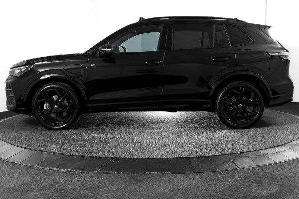 Volkswagen Tiguan 1.5 eHybrid 272PK R-Line Edition | Black Style | 15 inch Navi | Elek. Trekhaak | IQ Light | S/K-Panodak | Dig. Cockpit | Adapt. Cruise | Stoel-+Stuurverw. | 360 Camera | NAV + App. Connect | ECC | Elek. Klep | LM 20" | 4107