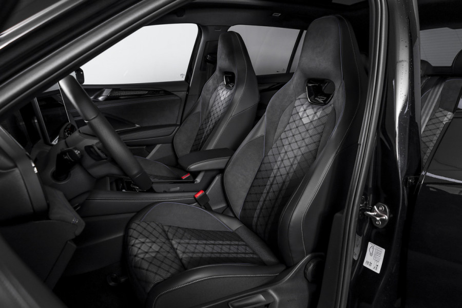 Volkswagen Tiguan 1.5 eHybrid 272PK R-Line Edition | Black Style | 15 inch Navi | Elek. Trekhaak | IQ Light | S/K-Panodak | Dig. Cockpit | Adapt. Cruise | Stoel-+Stuurverw. | 360 Camera | NAV + App. Connect | ECC | Elek. Klep | LM 20" | 4107