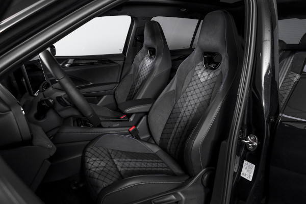 Volkswagen Tiguan 1.5 eHybrid 272PK R-Line Edition | Black Style | 15 inch Navi | Elek. Trekhaak | IQ Light | S/K-Panodak | Dig. Cockpit | Adapt. Cruise | Stoel-+Stuurverw. | 360 Camera | NAV + App. Connect | ECC | Elek. Klep | LM 20" | 4107