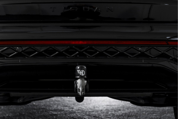 Volkswagen Tiguan 1.5 eHybrid 272PK R-Line Edition | Black Style | 15 inch Navi | Elek. Trekhaak | IQ Light | S/K-Panodak | Dig. Cockpit | Adapt. Cruise | Stoel-+Stuurverw. | 360 Camera | NAV + App. Connect | ECC | Elek. Klep | LM 20" | 4107