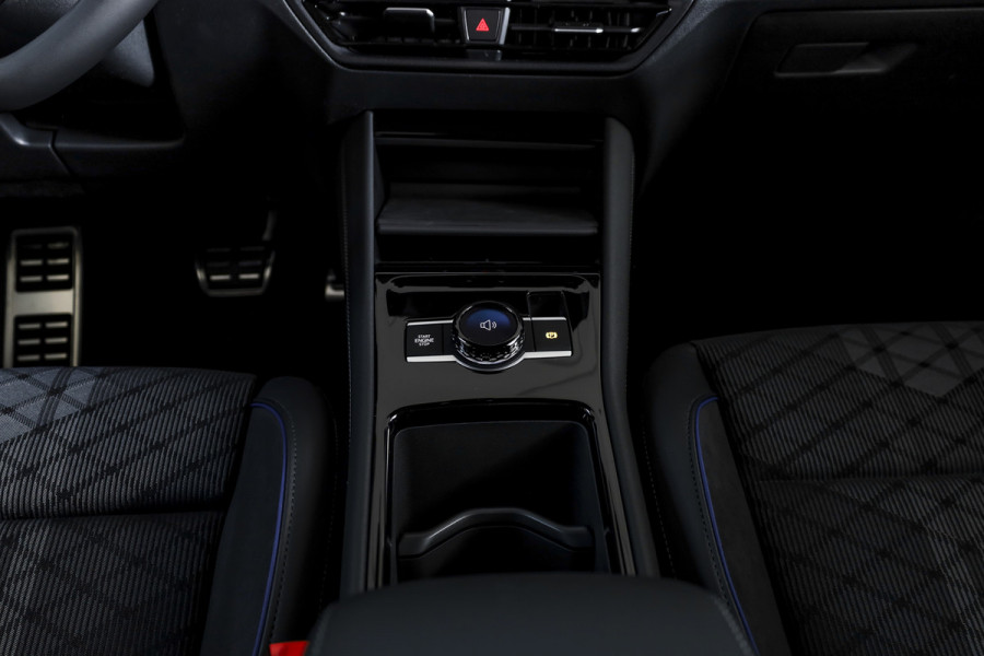 Volkswagen Tiguan 1.5 eHybrid 272PK R-Line Edition | Black Style | 15 inch Navi | Elek. Trekhaak | IQ Light | S/K-Panodak | Dig. Cockpit | Adapt. Cruise | Stoel-+Stuurverw. | 360 Camera | NAV + App. Connect | ECC | Elek. Klep | LM 20" | 4107