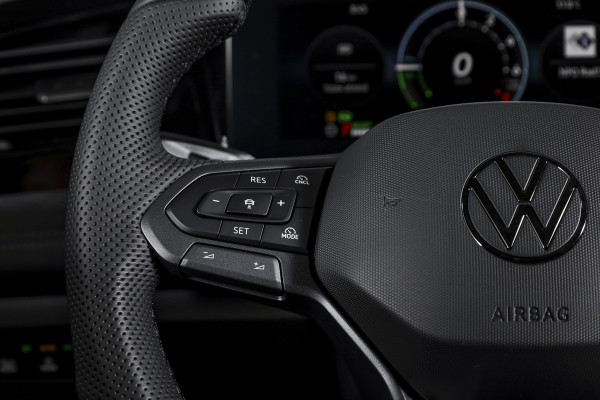 Volkswagen Tiguan 1.5 eHybrid 272PK R-Line Edition | Black Style | 15 inch Navi | Elek. Trekhaak | IQ Light | S/K-Panodak | Dig. Cockpit | Adapt. Cruise | Stoel-+Stuurverw. | 360 Camera | NAV + App. Connect | ECC | Elek. Klep | LM 20" | 4107