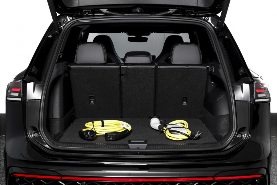 Volkswagen Tiguan 1.5 eHybrid 272PK R-Line Edition | Black Style | 15 inch Navi | Elek. Trekhaak | IQ Light | S/K-Panodak | Dig. Cockpit | Adapt. Cruise | Stoel-+Stuurverw. | 360 Camera | NAV + App. Connect | ECC | Elek. Klep | LM 20" | 4107