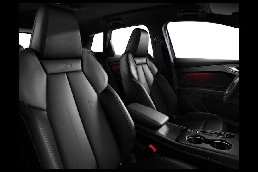 Audi Q4 e-tron S edition e-tron 82 kWh 286 pk | Techniekpakket plus | Optiekpakket zwart-glanzend | MMI bijrijdersdisplay | Trekhaak |