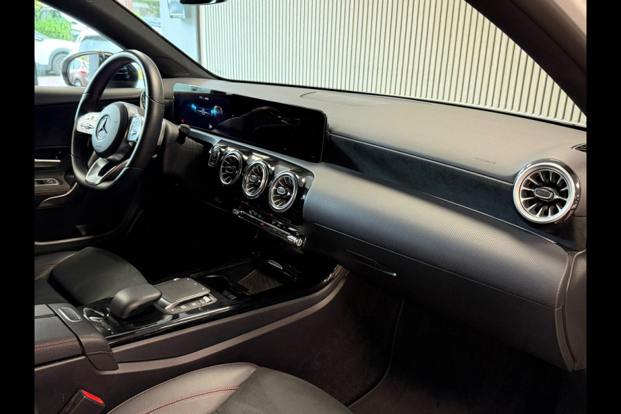 Mercedes-Benz A-Klasse 180 AMG Line AUT. SFEERVERLICHTING CAMERA NAVIGATIE CRUISE PDC KEYLESS-GO STOELVERWARMING AIRCO USB