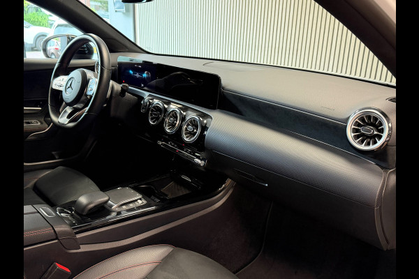 Mercedes-Benz A-Klasse 180 AMG Line AUT. SFEERVERLICHTING CAMERA NAVIGATIE CRUISE PDC KEYLESS-GO STOELVERWARMING AIRCO USB