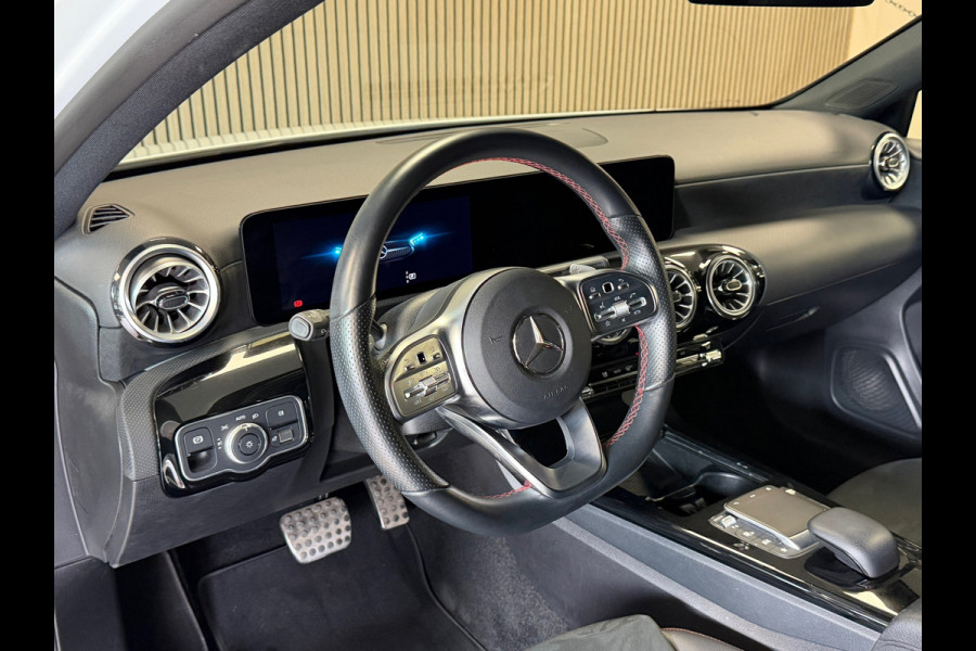 Mercedes-Benz A-Klasse 180 AMG Line AUT. SFEERVERLICHTING CAMERA NAVIGATIE CRUISE PDC KEYLESS-GO STOELVERWARMING AIRCO USB