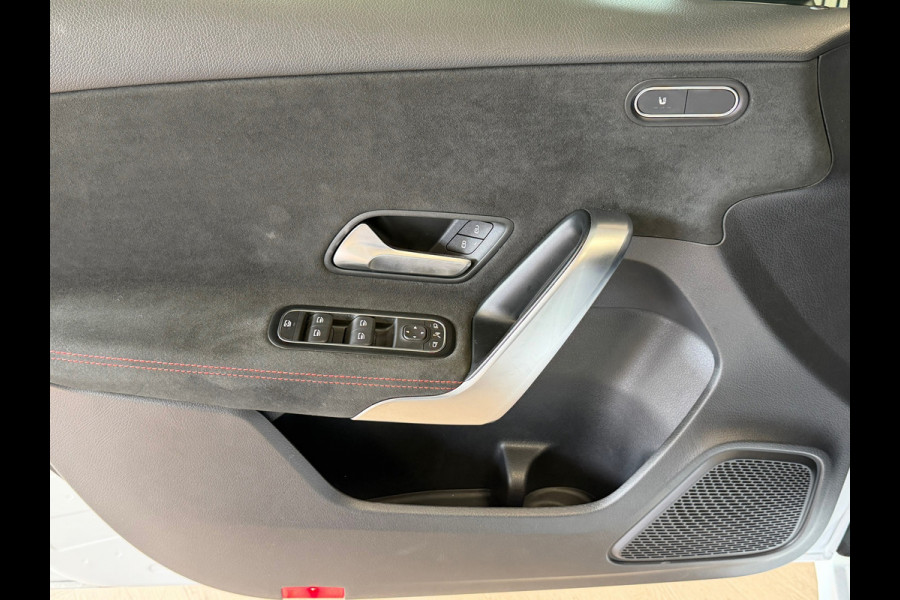 Mercedes-Benz A-Klasse 180 AMG Line AUT. SFEERVERLICHTING CAMERA NAVIGATIE CRUISE PDC KEYLESS-GO STOELVERWARMING AIRCO USB