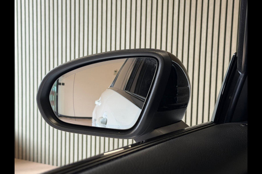 Mercedes-Benz A-Klasse 180 AMG Line AUT. SFEERVERLICHTING CAMERA NAVIGATIE CRUISE PDC KEYLESS-GO STOELVERWARMING AIRCO USB