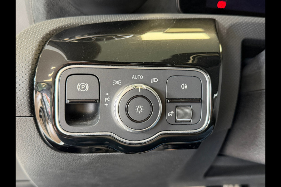 Mercedes-Benz A-Klasse 180 AMG Line AUT. SFEERVERLICHTING CAMERA NAVIGATIE CRUISE PDC KEYLESS-GO STOELVERWARMING AIRCO USB