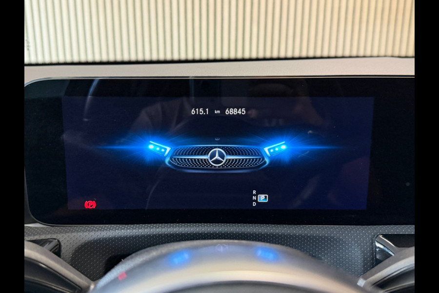 Mercedes-Benz A-Klasse 180 AMG Line AUT. SFEERVERLICHTING CAMERA NAVIGATIE CRUISE PDC KEYLESS-GO STOELVERWARMING AIRCO USB