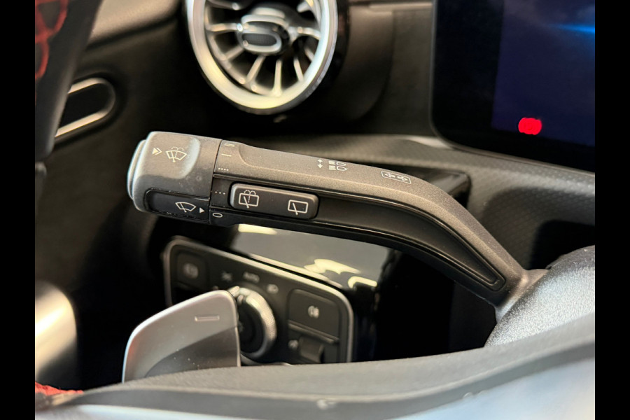 Mercedes-Benz A-Klasse 180 AMG Line AUT. SFEERVERLICHTING CAMERA NAVIGATIE CRUISE PDC KEYLESS-GO STOELVERWARMING AIRCO USB