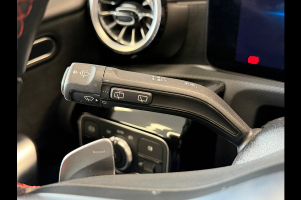 Mercedes-Benz A-Klasse 180 AMG Line AUT. SFEERVERLICHTING CAMERA NAVIGATIE CRUISE PDC KEYLESS-GO STOELVERWARMING AIRCO USB