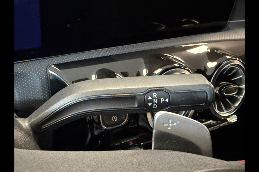 Mercedes-Benz A-Klasse 180 AMG Line AUT. SFEERVERLICHTING CAMERA NAVIGATIE CRUISE PDC KEYLESS-GO STOELVERWARMING AIRCO USB
